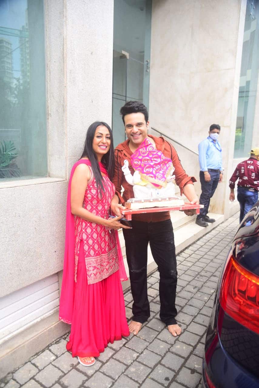 Krushna Abhishek holds Ganpati idol