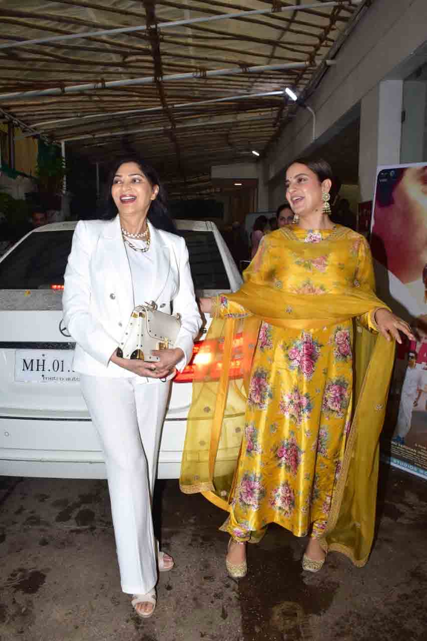 Kangana Ranaut-Simi Garewal pose at 'Thalaivii' screening