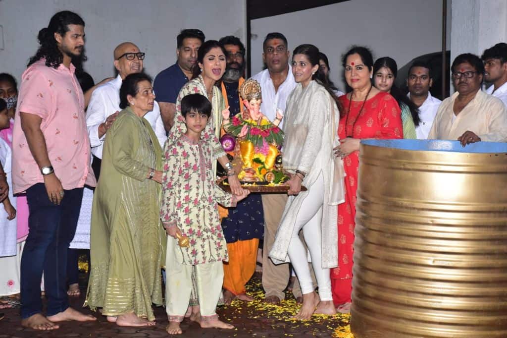 She was clicked with her kids - Viaan and Samisha