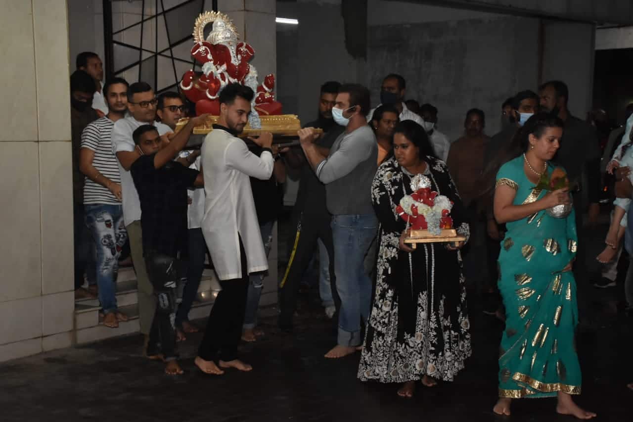 Sohail and Aayush were seen carrying the big Ganesha idol