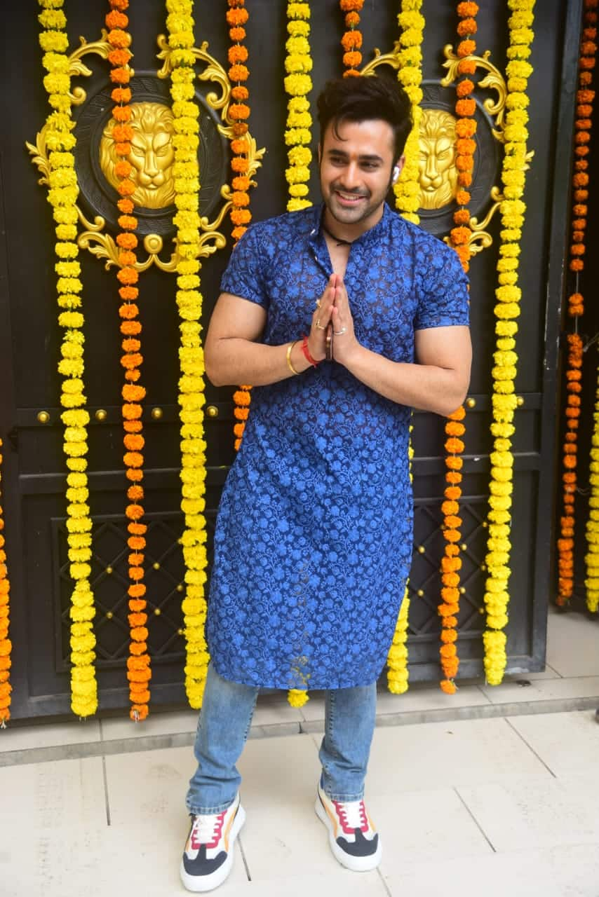 Pearl V Puri poses in blue kurta