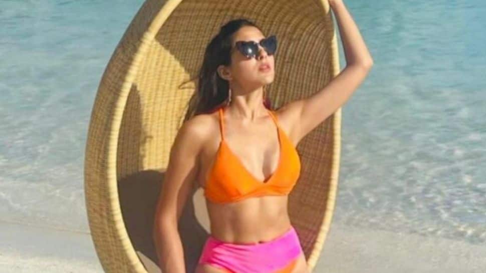 Sara Ali Khan heats up internet in hot pink-orange bikini, shares pics from Maldives!