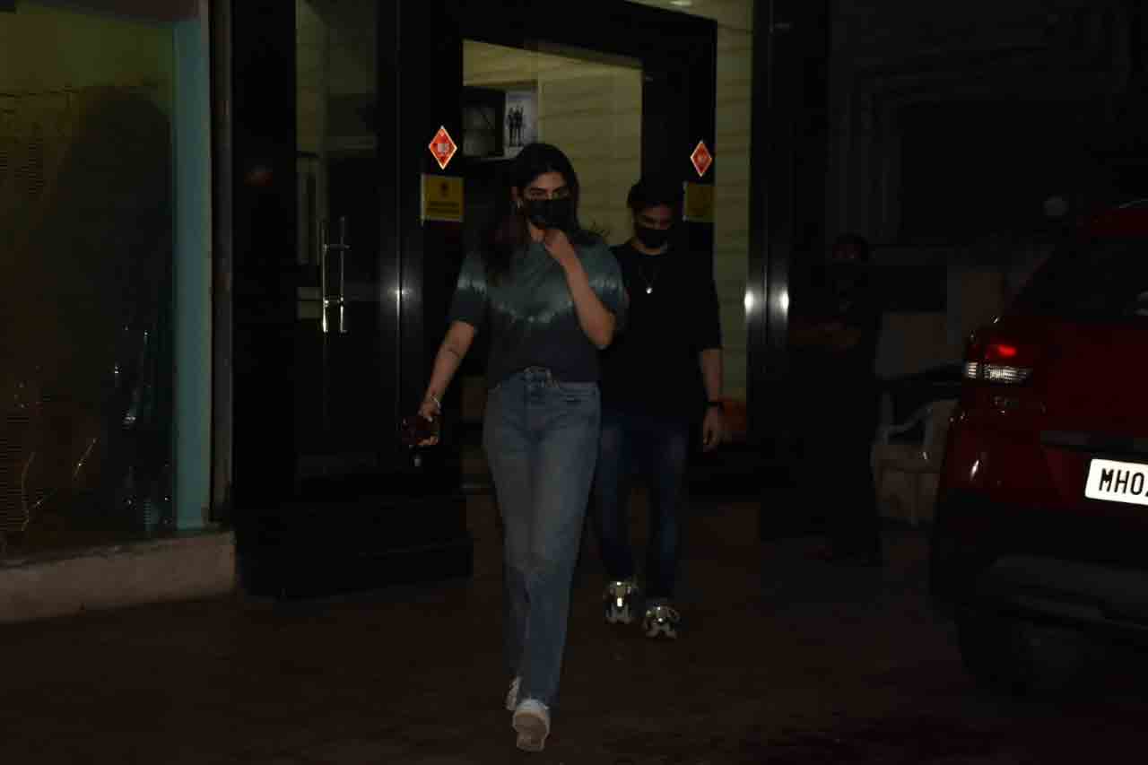 Khushi-Agastya outside Zoya Akhtar's office