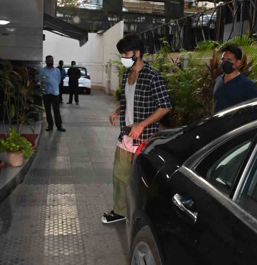 Shahid Kapoor papped outside Bandra clinic