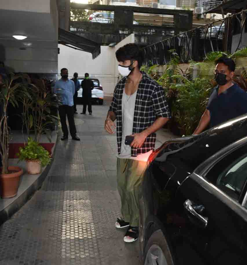 Shahid Kapoor clicked outside clinic