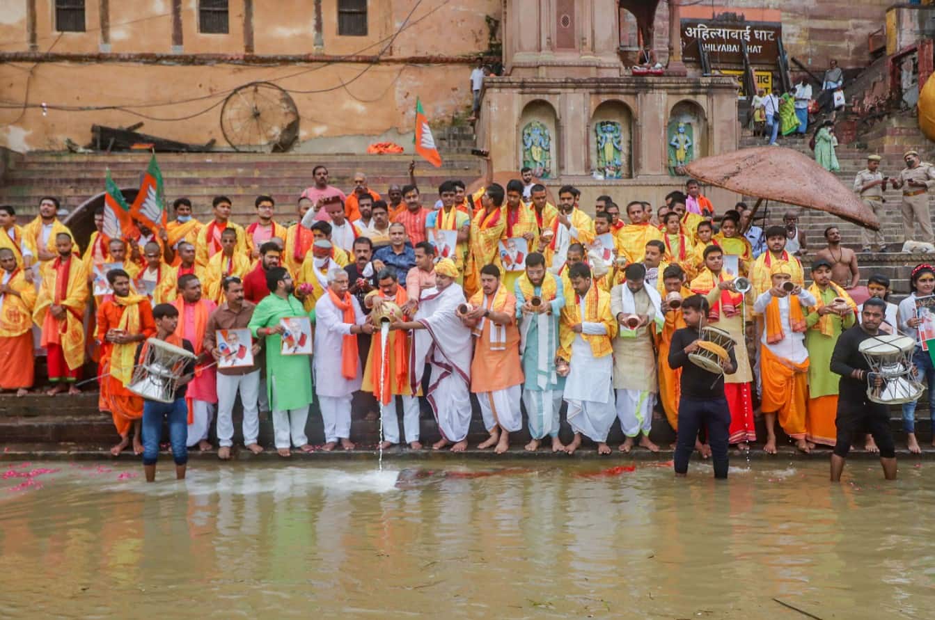 Priests, BJP supporters perform rituals on the banks of river Ganga