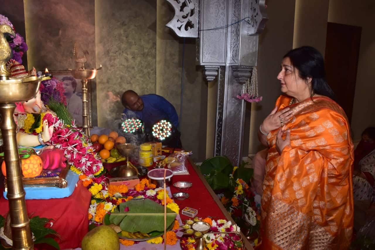 Anuradha prayed to Lord Ganesha at the Mandal