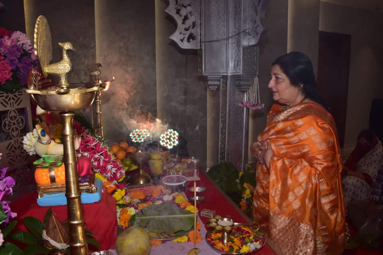 Anuradha Paudwal looked beautiful in an orange saree