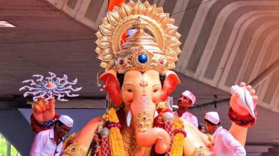 Devotees participate in Ganpati Visarjan 