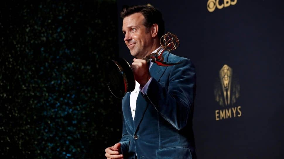  Jason Sudeikis poses with the award