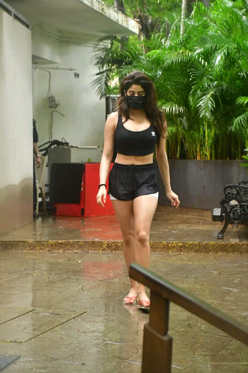 Janhvi Kapoor wears monotone outfit for her gym session