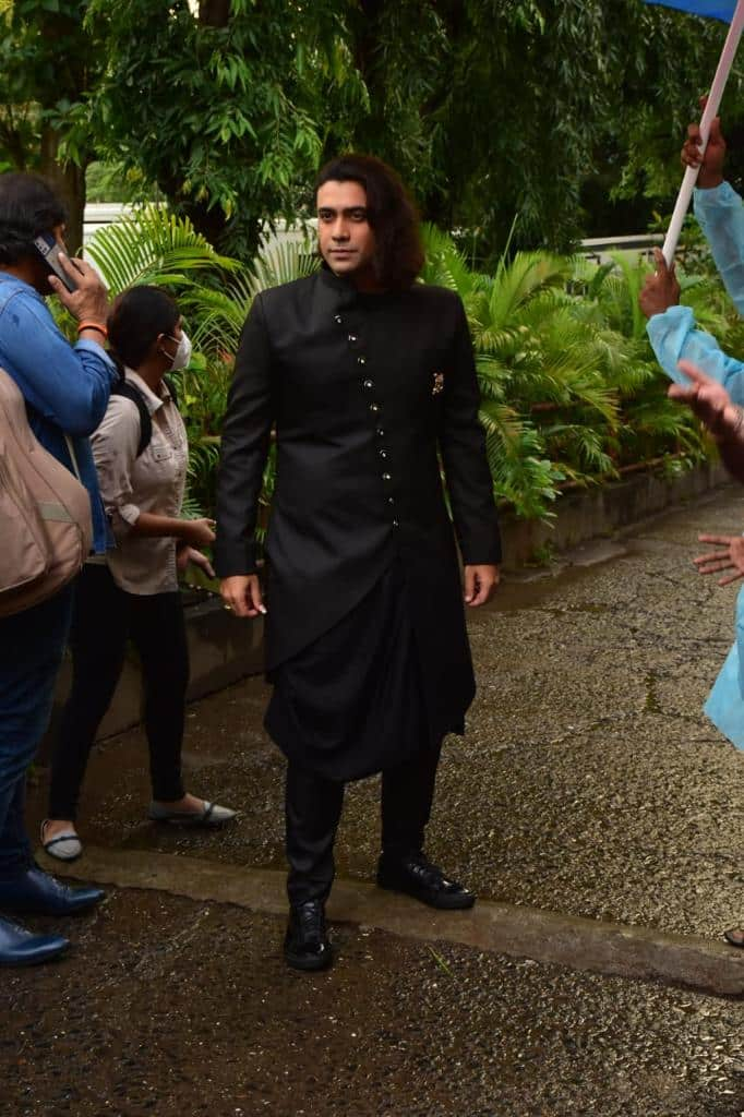 Singer Jubin Nautiyal was also clicked on Dance Deewane sets