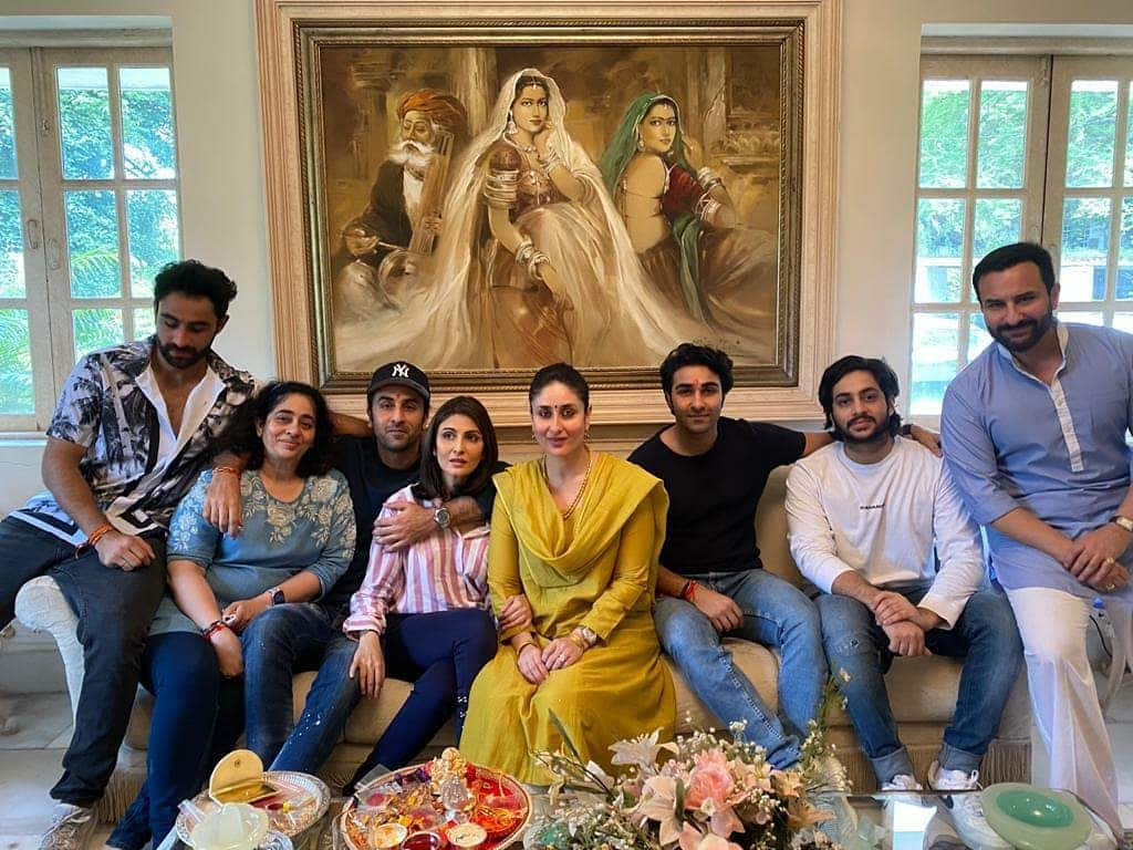 Kareena enjoys family lunch with Kapoor family