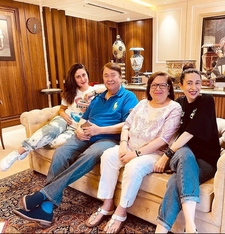 Kareena Kapoor poses with sister Karisma Kapoor and parents