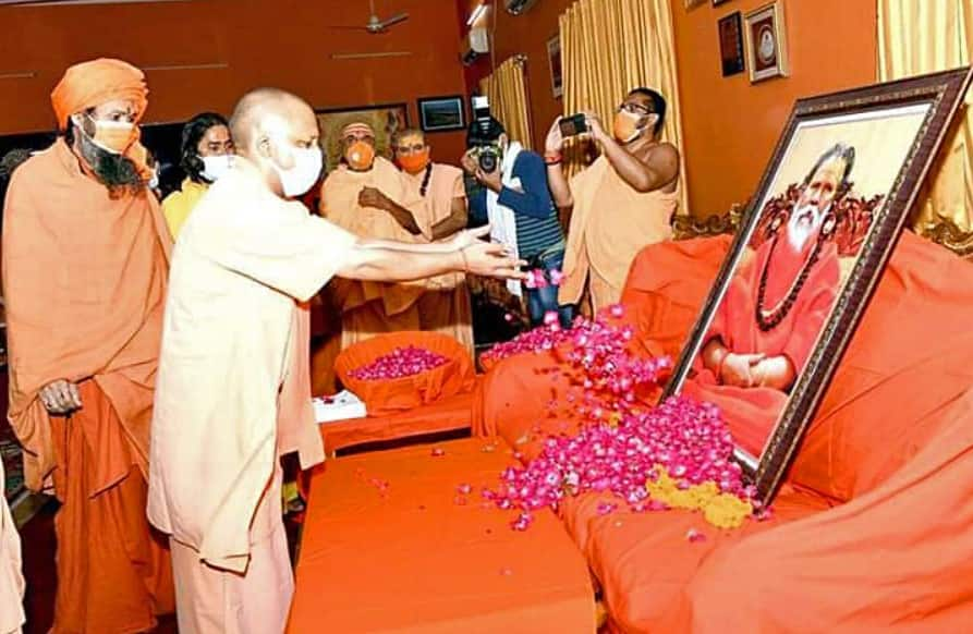 Yogi Adityanath pays tribute to Mahant Narendra Giri 