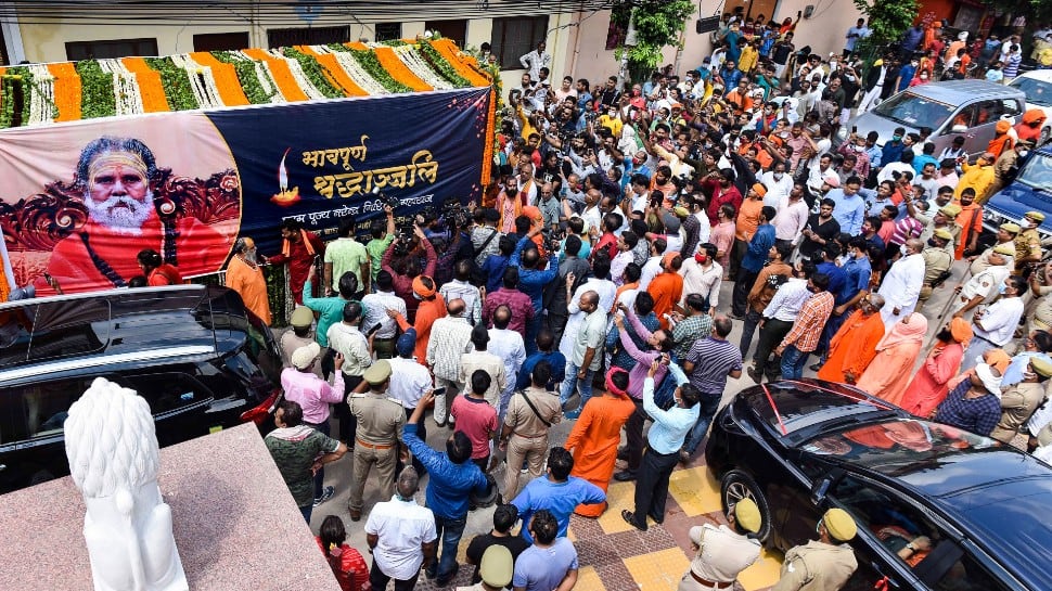 Mortal remains of Mahant Giri taken out on 'nagar yatra' before ‘samadhi’