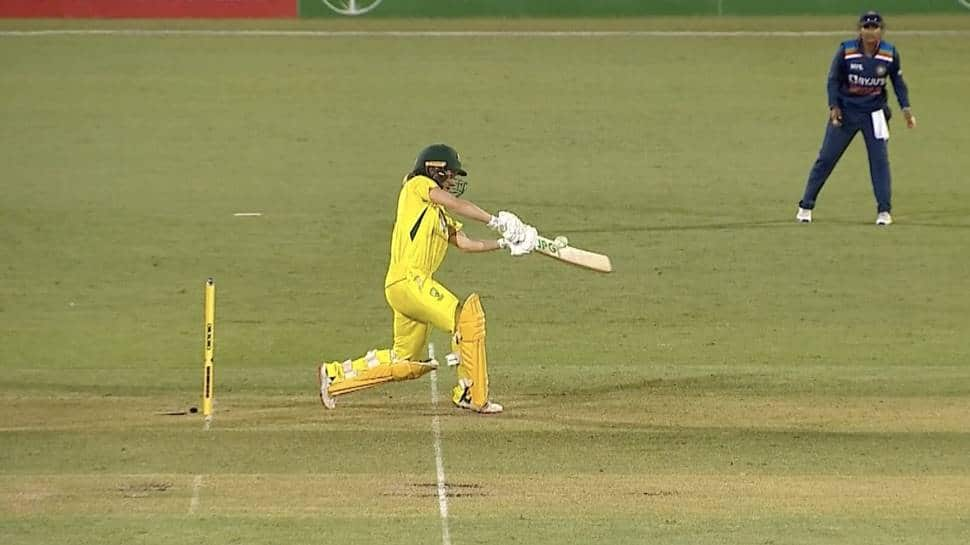 &#039;No-ball or fair delivery&#039;: Twitter divided as India go down against Australia in final over thriller