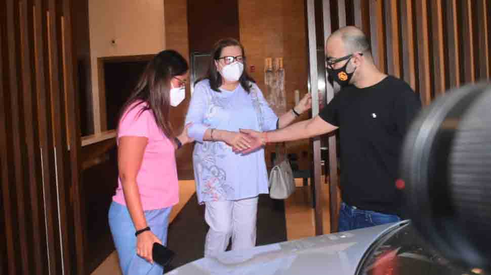 Kareena Kapoor Khan gets snapped with mom Babita as they step out of her manager's place in Mumbai