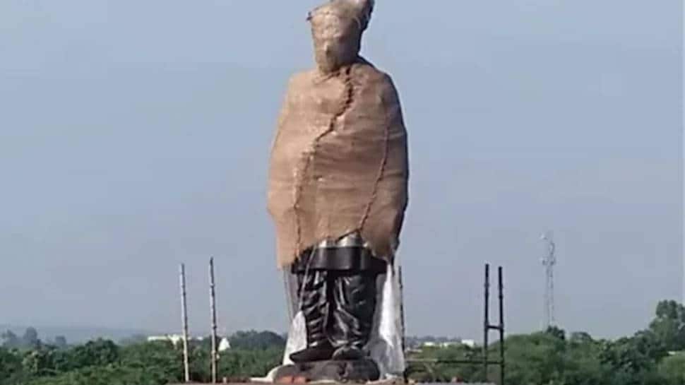 Devi Lal&#039;s 42-ft statue unveiled on Delhi-Mumbai highway in Haryana&#039;s Nuh