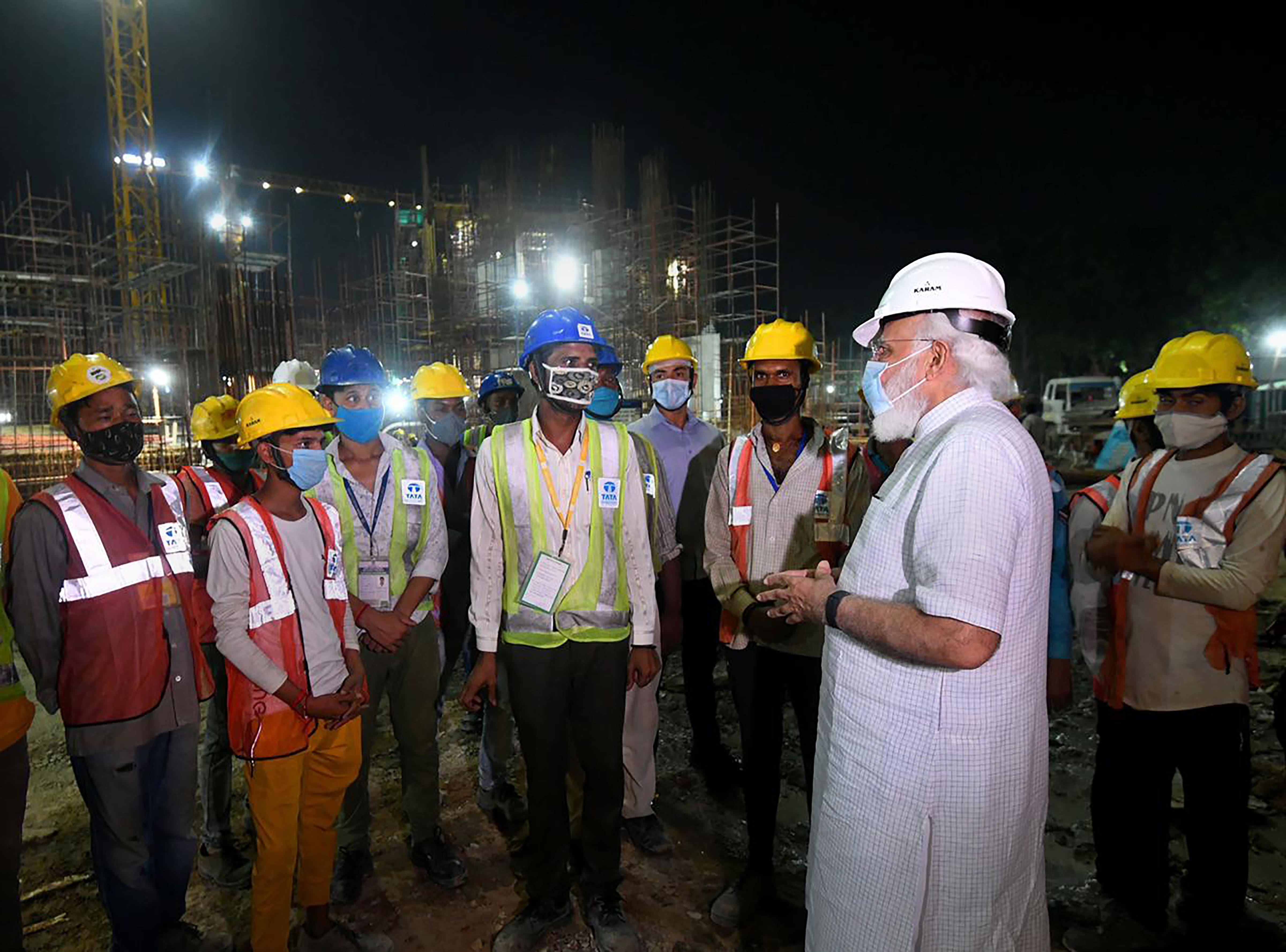 PM Modi talk to people involved in construction