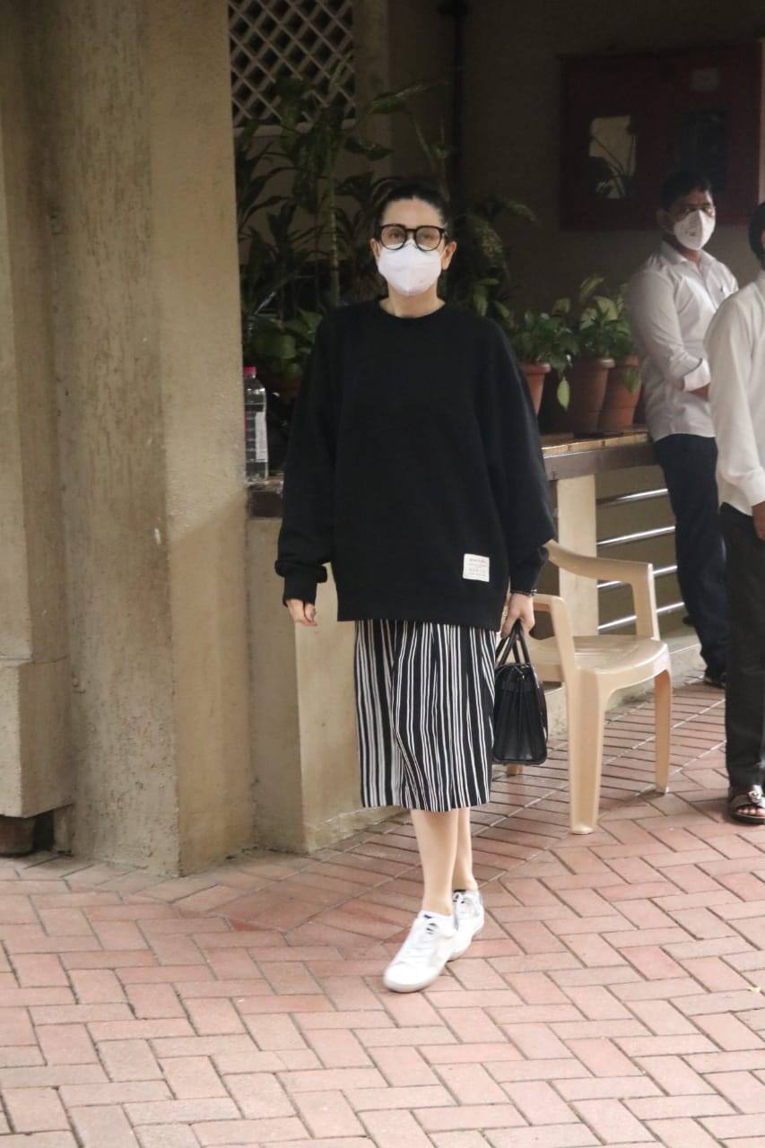 Karisma Kapoor spotted outside Kareena Kapoor's house