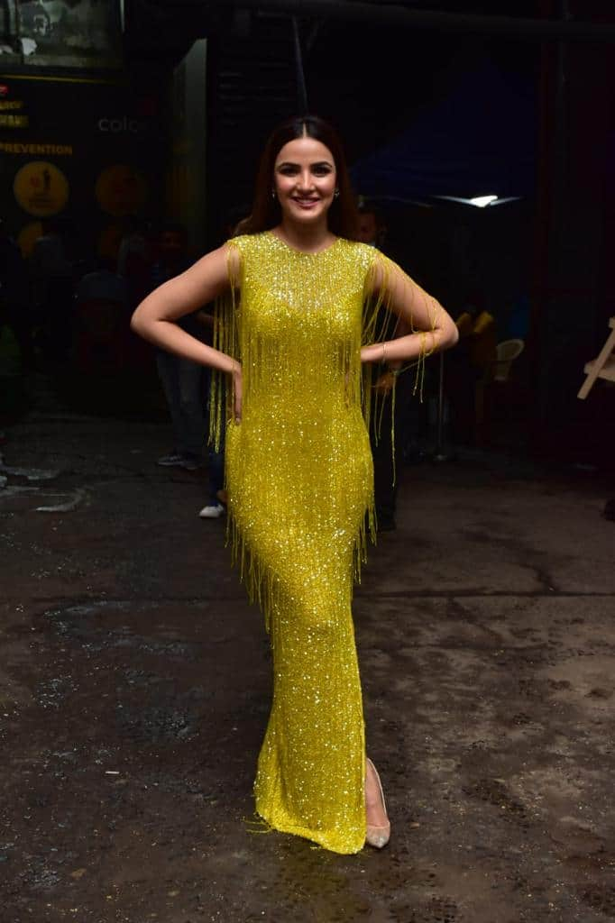 Jasmin Bhasin brings back 20s fashion in shimmery, yellow slit dress ...