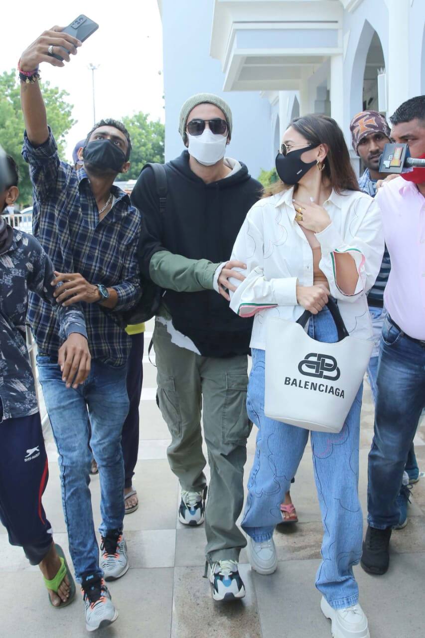 Ranbir Kapoor Holds Girlfriend Alia Bhatt Tightly, Escorts Her Safely ...