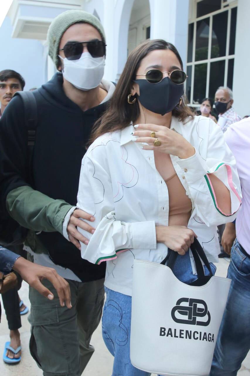 Ranbir and Alia surrounded by fans at the airport