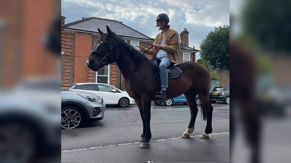 UK man rides a horse to gas stations mocking those waiting to fill up on fuel amid crisis - Watch