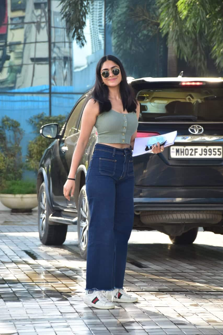 Mrunal Thakur rocks cute buttoned crop top with retro sunglasses - In ...