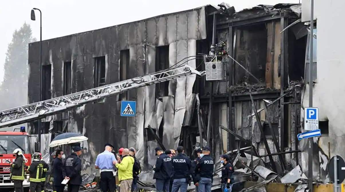 Plane crashes into building in Italy