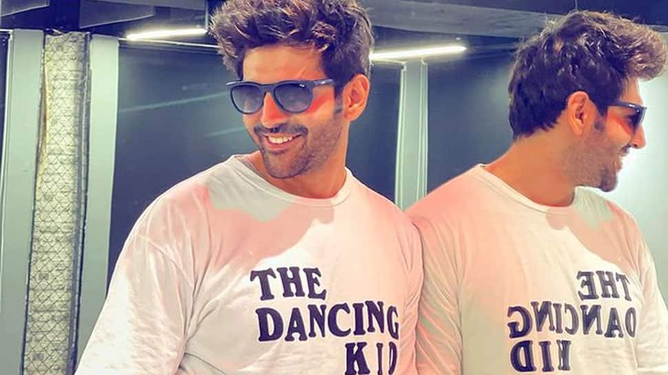 Kartik Aaryan is &#039;all hearts&#039; for this adorable pic with mommy and sister!  