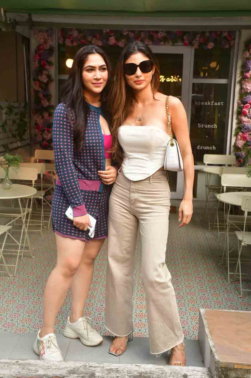 Mouni Roy's cafe outing with a friend 