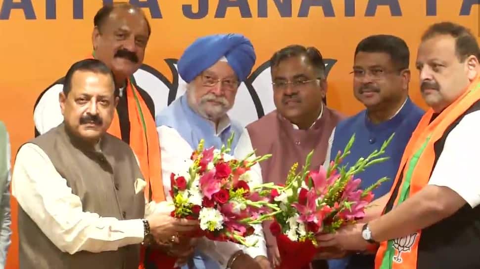 A day after leaving Farooq Abdullah&#039;s National Conference, Devender Rana and Surjit Singh Slathia join BJP