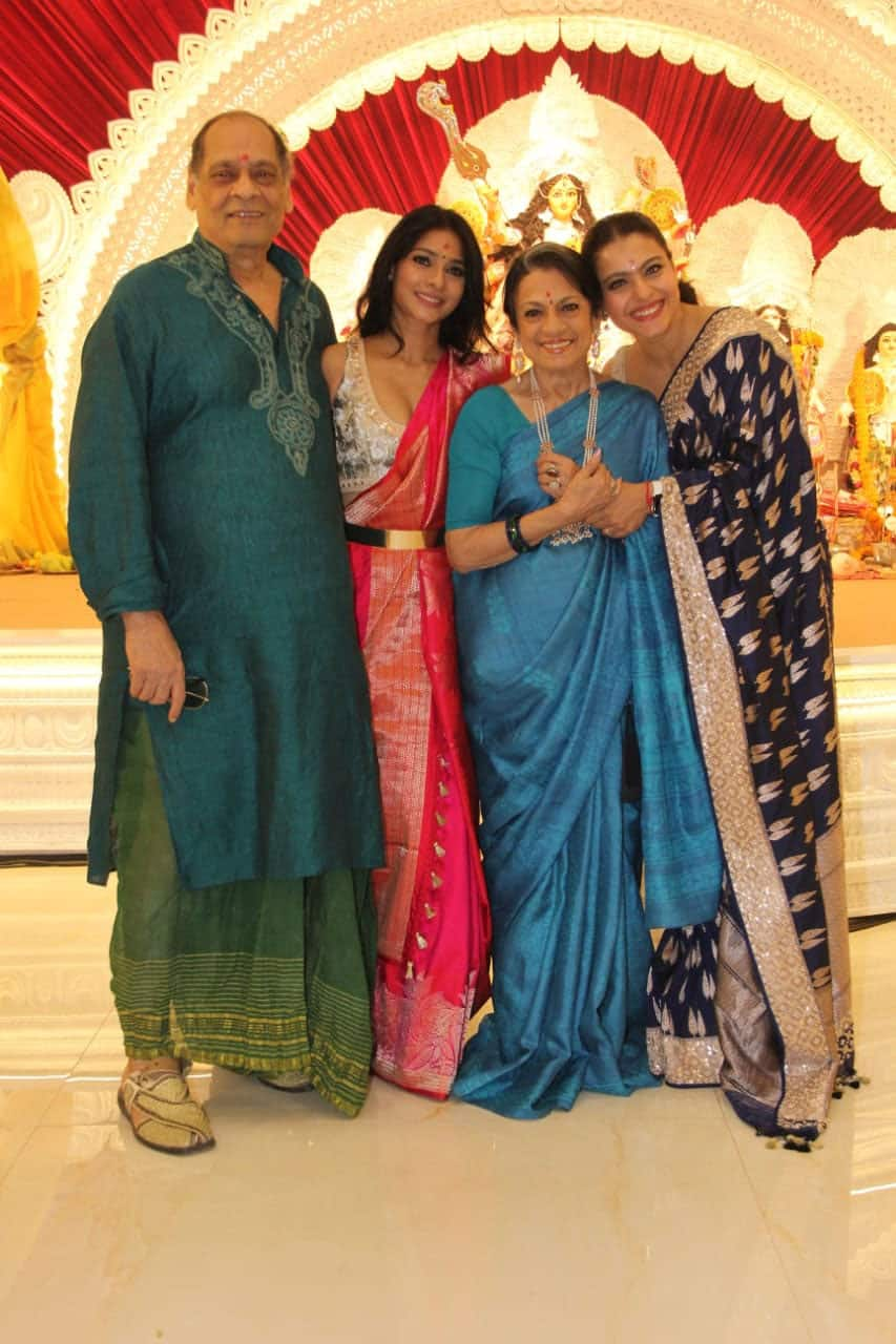 Kajol is all smiles as she poses with her fam-jam!