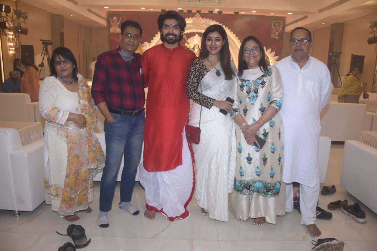 Gurmeet Choudhary with wife Debina Bonnerjee at Durga Puja 2021 festivity