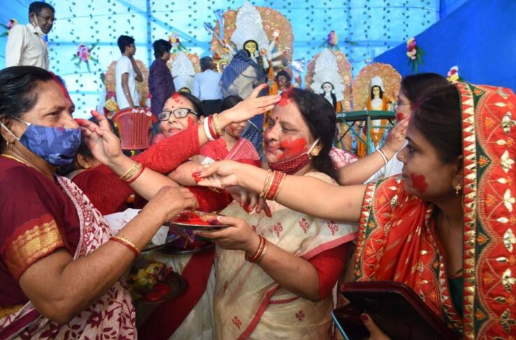 Married women play 'Sindoor Khela' on the final day of the Durga Puja