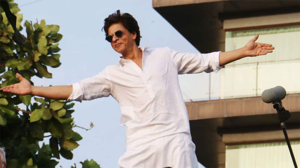 Shah Rukh Khan Treats Fans With A Rare Midnight Appearance On His Birthday;  Does His Signature Pose - Filmibeat