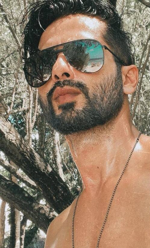 Shahid poses with swag