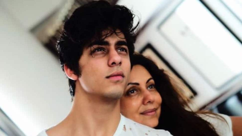 Aryan Khan poses with mom Gauri