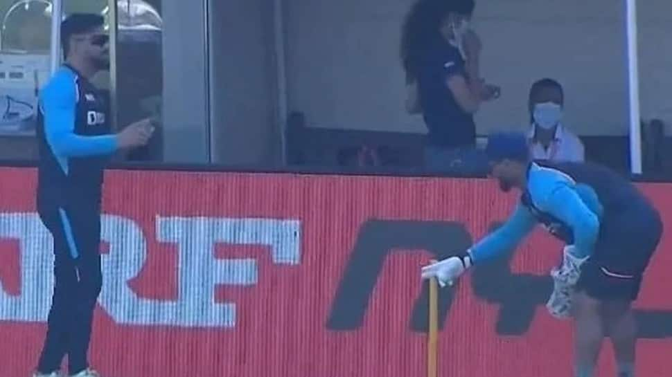 T20 World Cup 2021: MS Dhoni gives wicketkeeping lessons to Rishabh Pant during India vs Australia warm-up match, check VIRAL video