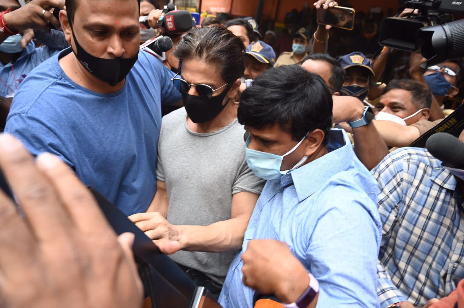 Shah Rukh rushes to meet son Aryan Khan in jail