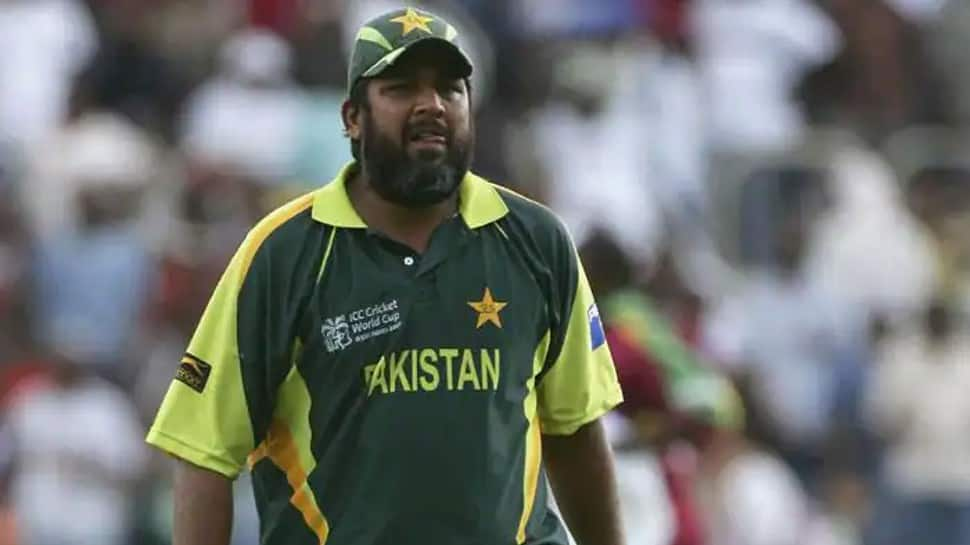 Inzamam-ul-Haq tries to block Suresh Raina’s throw