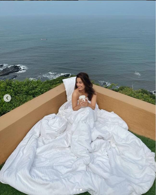 Actress flaunts her bare back in white blanket 