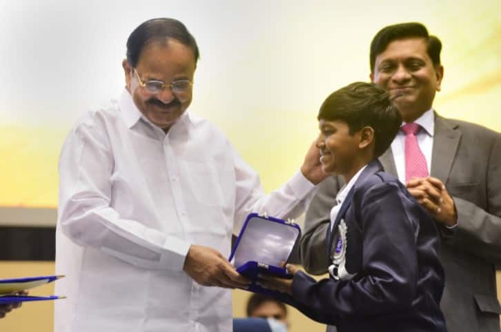 Naga Vishal receives award at ceremony