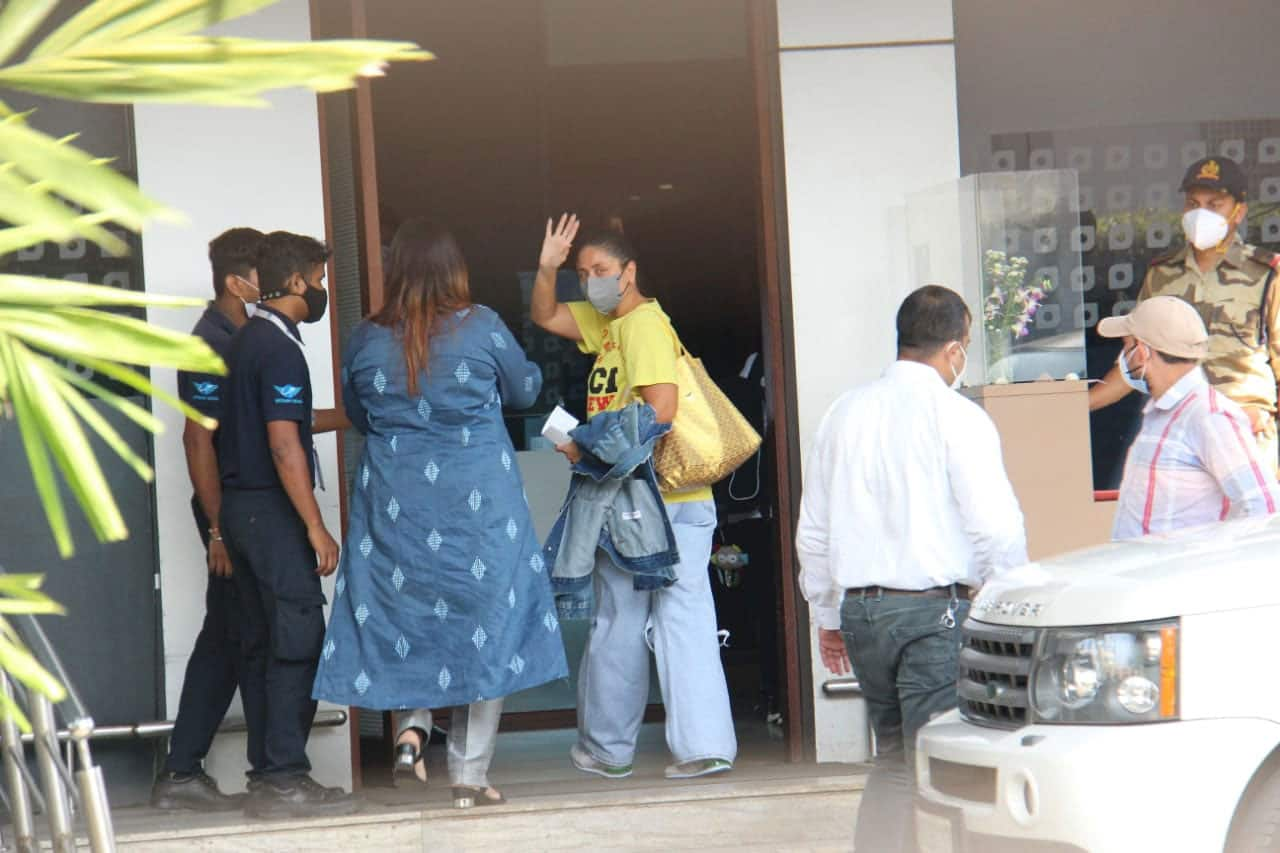 Kareena Kapoor waves at paps on duty