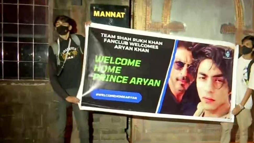 Welcome home prince: Shah Rukh Khan fans celebrate Aryan&#039;s bail outside Mannat
