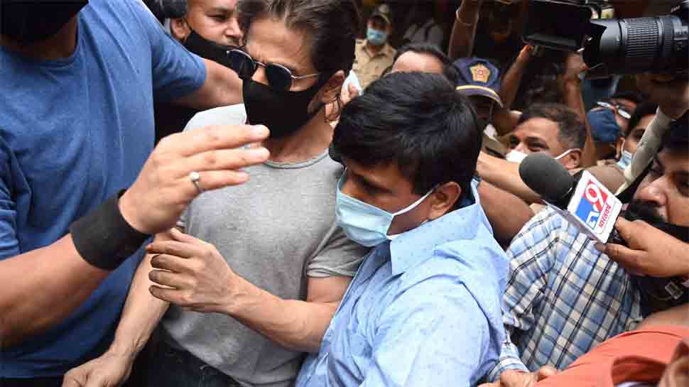 Shah Rukh Khan goes to receive son Aryan Khan from Arthur Road Jail, Juhi Chawla stands surety