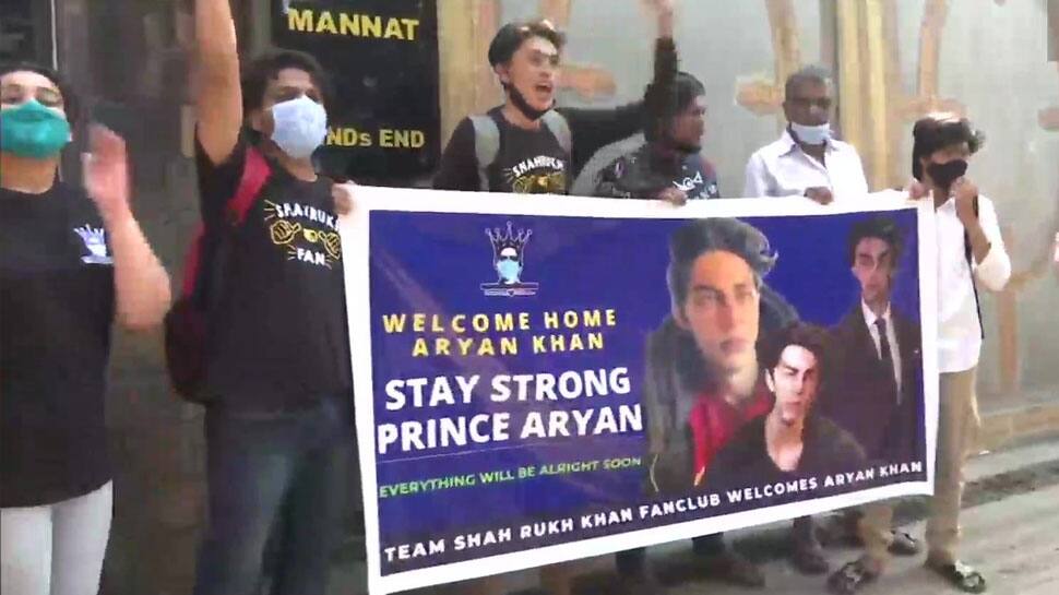 Fans outside Mannat celebrating Aryan Khan's homecoming!