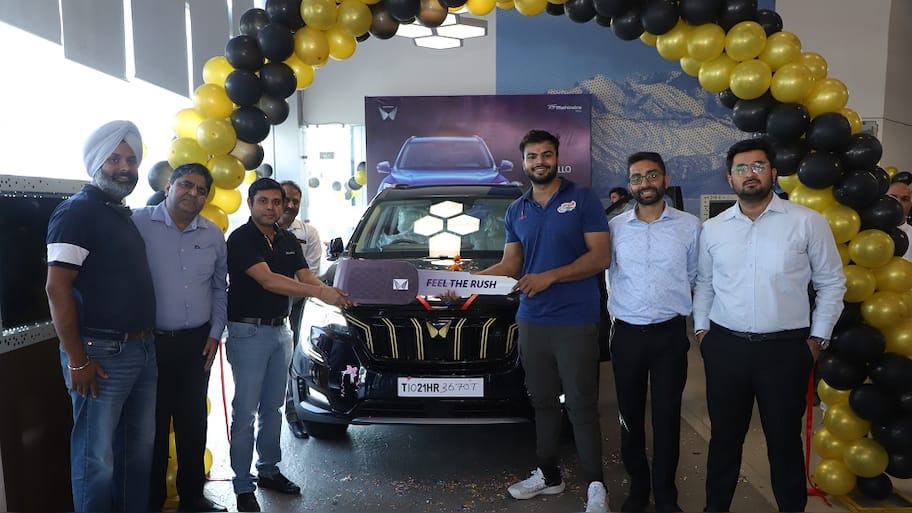 Paralympic Javelin gold winner Sumit Antil handed-over Mahindra XUV700 ...